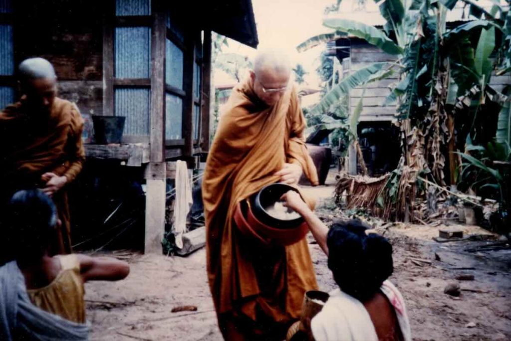 Ajahn Viradhammo -pindapada Thailandia